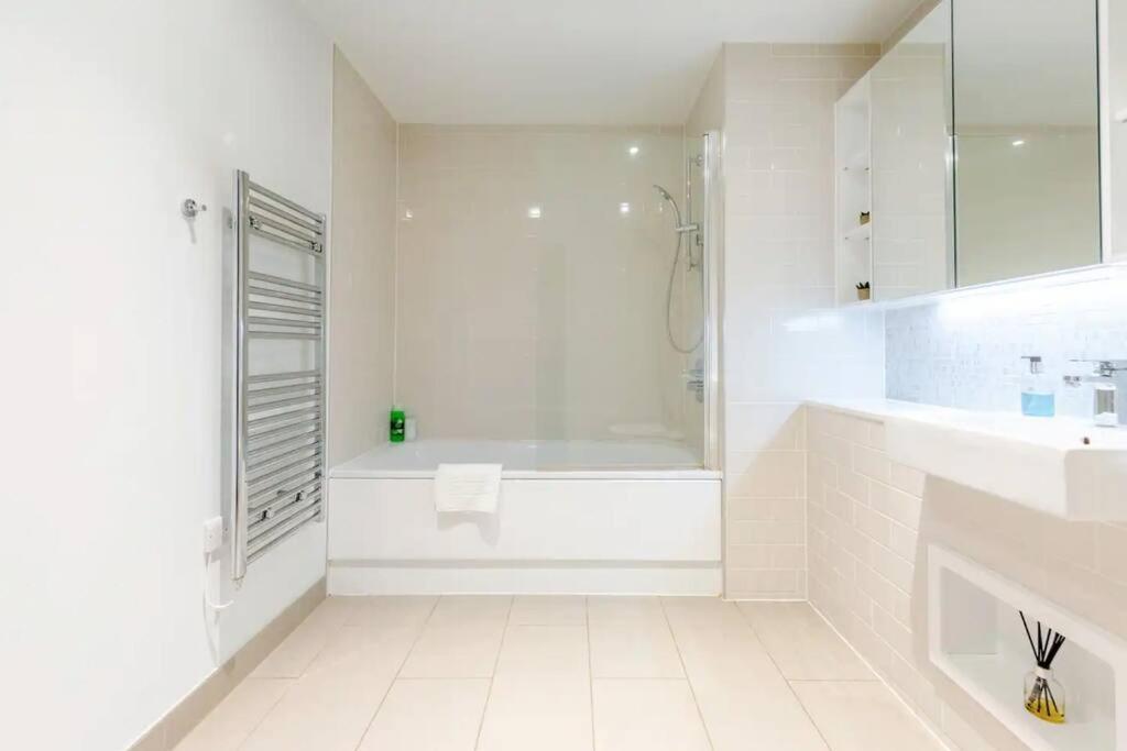 Superb 1 Bedroom Apartment 3Mins From Tube Station London Exterior photo